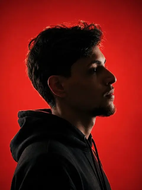 José Alves, o Zé, de perfil, de moletom preto, sobre fundo vermelho